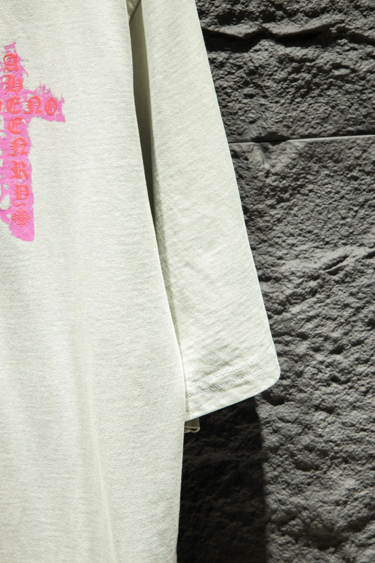 P170 Chrome hearts• ⚠YB custom-woven and dyed fabric, color, printing, version, accessories. The fabric is woven by imported machines. The uniqueness of the cloth texture creates a perfect garment effect. The fabric is made of 260-gram clean cloth with 320-gram 1*1 rib. 4-color environmentally friendly dyed fabric, and the threads are in the same cylinder without color difference.  Gradient dyeing of ready-made garments, the process of frying snowflakes in the washing water of ready-made garments, heavy distressing and whitening. Hat, collar, pockets, cuffs, front and rear threads, details of holes are clearly visible. The printing uses Japanese BROTHER white ink digital direct-to-garment printing. This model is a global limited edition. In order to present a product like a work of art, after a long period of repeated determination of details, it presents a very high-standard ready-to-wear garment. The front chest is made of direct-injection printing environmentally friendly glue material, using a mechanized printing process. Mechanical printing has high precision, the positioning accuracy can reach ±0.02mm, and the quality is stable.   The body of the garment is washed and distressed, which greatly increases the interest of the garment and creates a unique visual effect. The special washing effect creates a unique aged effect.  Croix Heart Short Sleeve must be the first short-sleeved piece in spring and summer that blurs the boundaries of unisex style. It has a classic dropped shoulder oversize version and a loose and casual upper body.  Color: Washed Gray, Washed Black Size: S M L XL